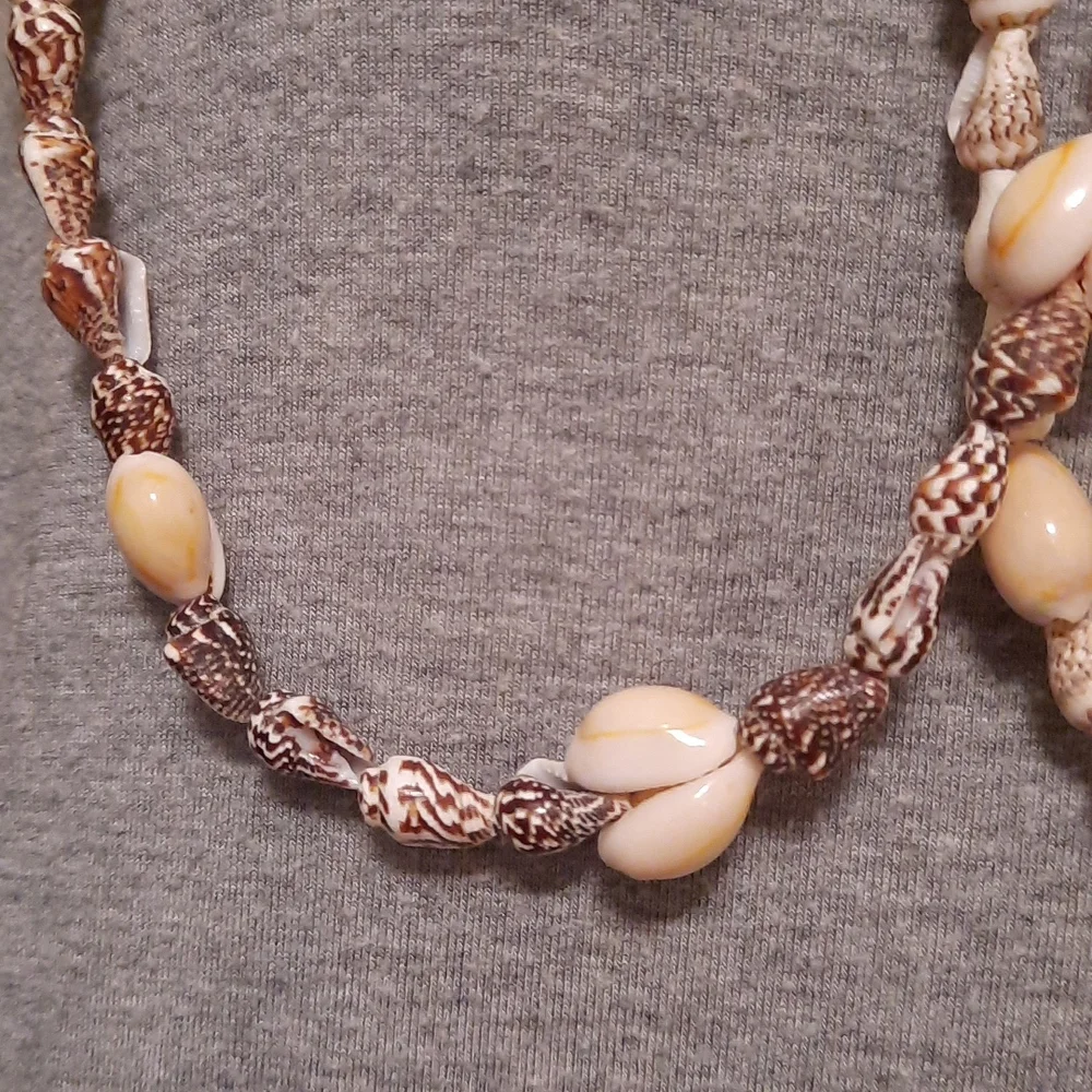 3 Seashell Necklaces Beautiful - Picture 6 of 7
